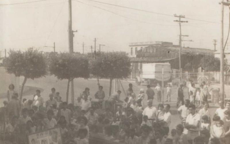 Trabajadores en la entrada de la empresa 1968